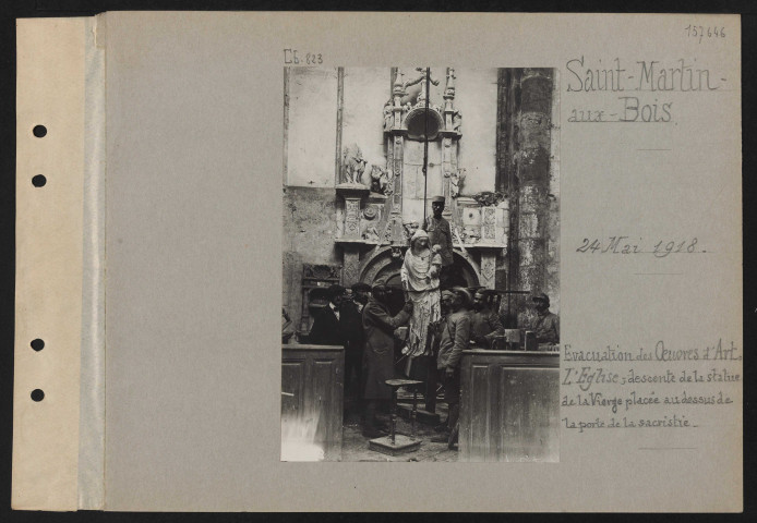 Saint-Martin-aux-Bois. Évacuation des œuvres d'art. L'église ; descente de la statue de la Vierge placée au-dessus de la porte de la sacristie