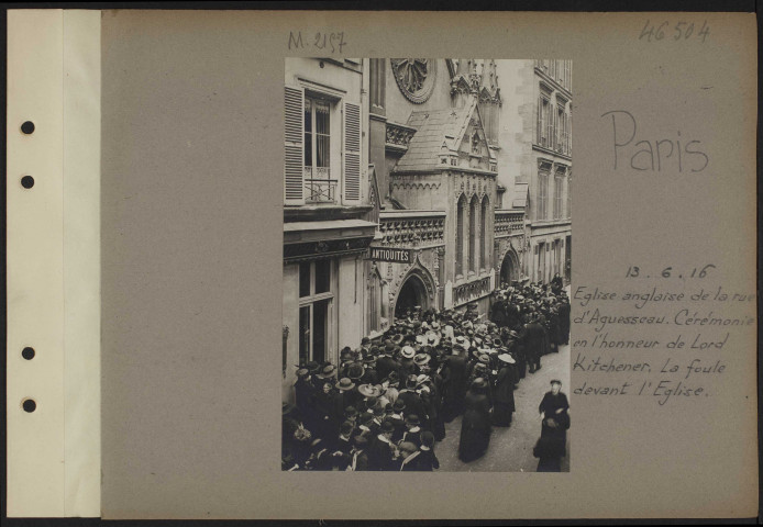 Paris. Eglise anglaise de la rue d'Aguesseau. Cérémonie en l'honneur de Lord Kitchener. La foule devant l'église