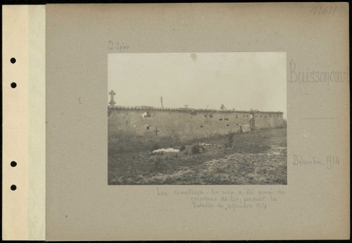 Buissoncourt. Le cimetière. Le mur a été percé de créneaux de tir, pendant la bataille de septembre