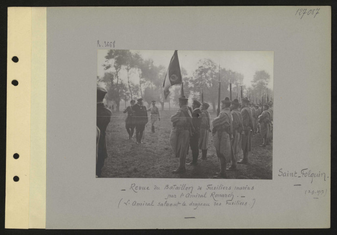 Saint-Folquin. Revue du bataillon de fusiliers marins par l'amiral Ronarch. L'amiral saluant le drapeau des fusiliers