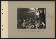 Paris. Usine Panhard et Levassor. Fabrication d'obus explosifs. Atelier d'usinage