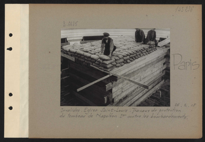 Paris. Invalides. Église Saint-Louis. Travaux de protection du tombeau de Napoléon Ier contre les bombardements