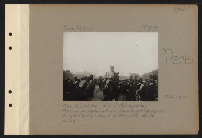 Paris. Aux Invalides. Sur l'esplanade. Remise de décorations par le général Galopin. Le général quittant le terrain de la revue