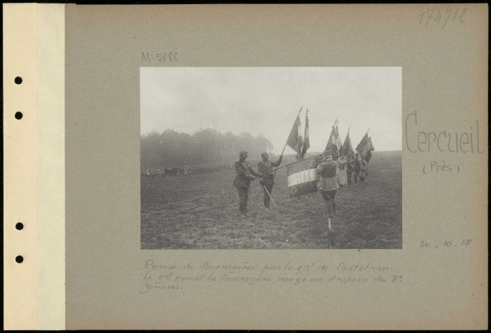 Cercueil (près). Remise de fourragères par le général de Castelnau. Le général remet la fourragère rouge au drapeau du 8e zouaves