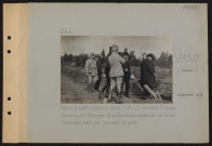 Verdun (devant). Position de batterie de pièces de marine. MM. Ch. Humbert, P. Doumer, Jeanneney et H. Bérenger, de la commission sénatoriale de l'armée, descendant dans une casemate de pièce