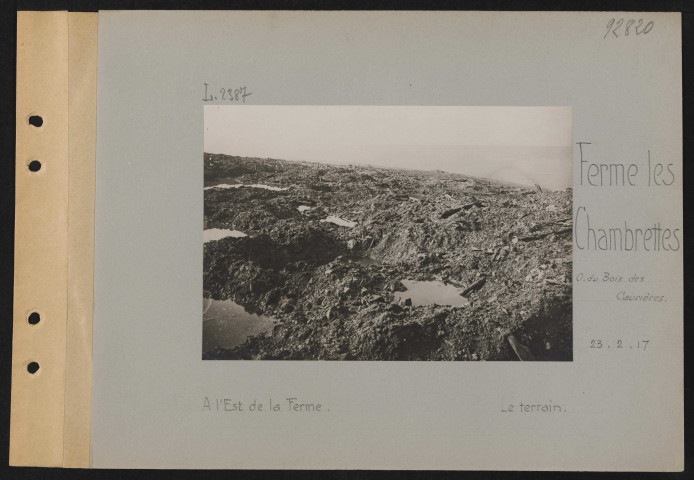 Ferme Les Chambrettes (ouest du Bois des Caurières). À l'est de la ferme. Le terrain