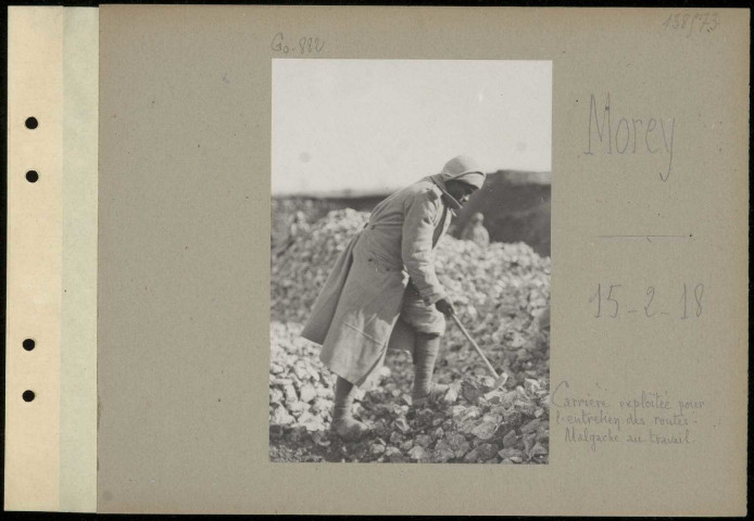 Morey. Carrière exploitée pour l'entretien des routes. Malgache au travail