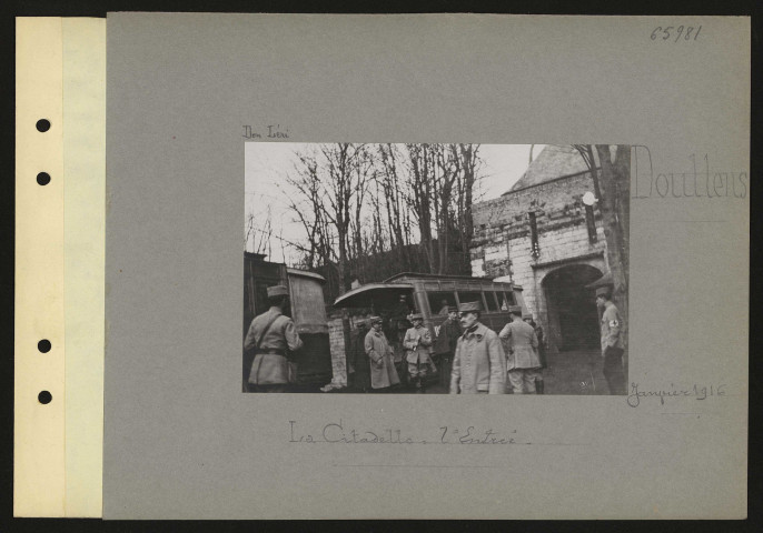 Doullens. La citadelle : l'entrée