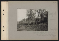 Nampcel. Artillerie anglaise arrivant au village, après la première attaque allemande, contre laquelle elle a été engagée