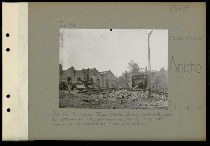 Aniche (Compagnie des mines d'). Près Sin-le-Noble. Fosse Notre-Dame détruite par les Allemands. Chevalement du puits numéro 2 et machine d'extraction (vue arrière)