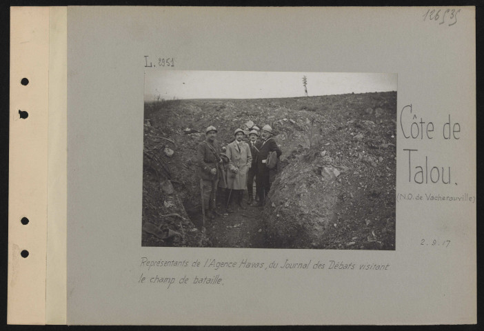 Côte de Talou (nord-ouest de Vacherauville). Représentants de l'Agence Havas, du Journal des débats visitant le champ de bataille