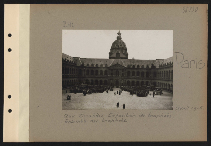 Paris. Aux Invalides. Exposition de trophées. Ensemble des trophées