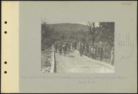Vailly. Le pont provisoire. Au premier plan, à droite, corvée de travailleurs annamites ; au deuxième plan, cavaliers ayant mis pied à terre pour traverser le pont