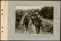 Bois de Reims. Soldats anglais revenant du combat et emportant des mitrailleuses allemandes capturées
