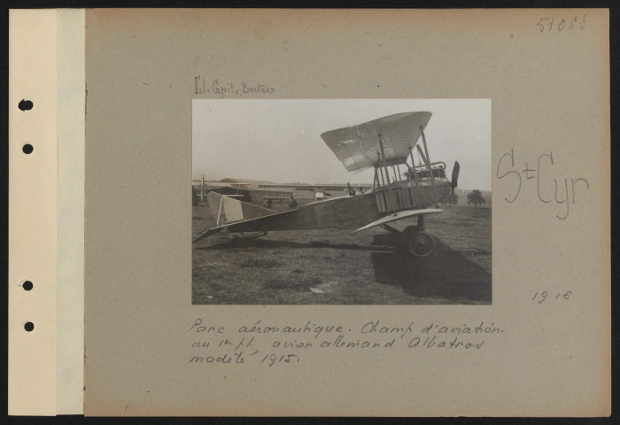 Saint-Cyr. Parc aéronautique. Champ d'aviation ; au premier plan, avion allemand albatros modèle 1915