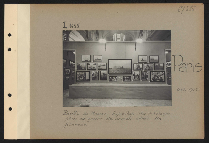 Paris. Pavillon de Marsan. Exposition des photographies de guerre des armées alliées. Un panneau