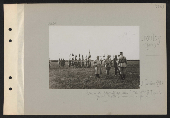 Croutoy (près). Remise de décorations aux 9e été 11e RI par le général Fayolle ; décoration d'officiers