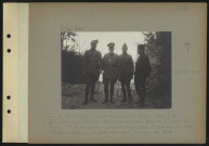 S.l. Sur le front belge. Poste d'aérostiers belges. De gauche à droite, sous-lieutenant pontonnier Gérard, capitaine aérostier Gérard, lieutenant Sergysels, d'une compagnie de projecteurs, adjudant aérostier d'Yeteren. Les trois officiers ont la tenue de 1915 ; adjudant, la tenue de 1914