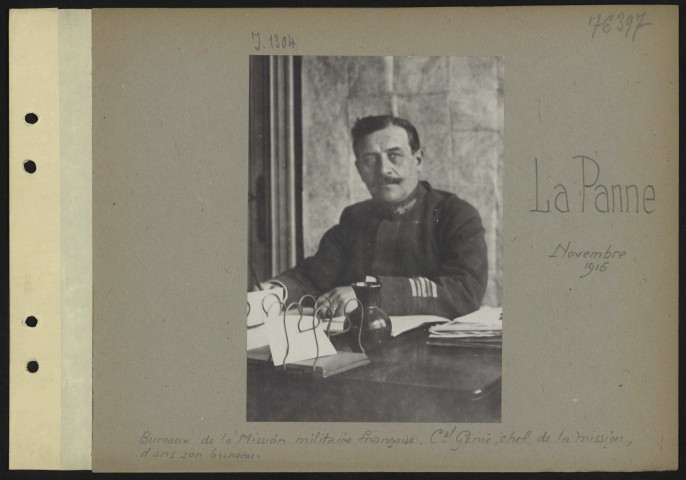 La Panne. Bureaux de la mission militaire française. Colonel Génie, chef de la mission, dans son bureau