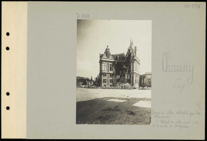 Chauny. Dans la ville détruite par les Allemands. L'hôtel de ville miné, vu de la route de Saint-Quentin