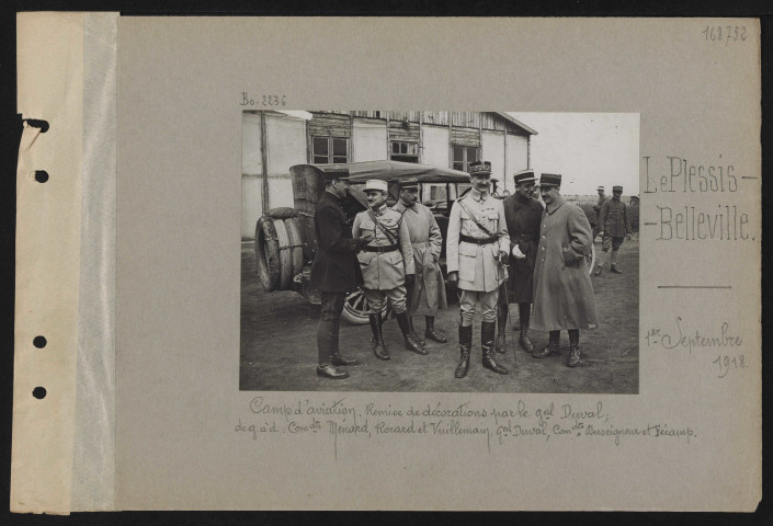 Le Plessis-Belleville. Camp d'aviation. Remise de décorations par le général Duval ; de gauche à droite : commandants Ménard, Rocard et Vuillemain, général Duval, commandant Duseigneur et Fécamps