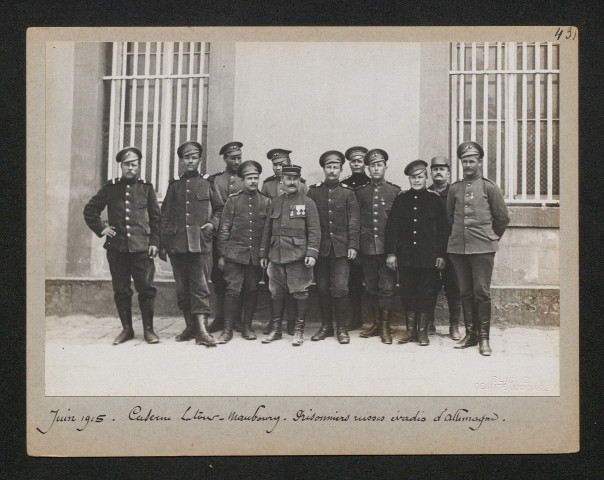 Caserne Latour-Maubourg. Prisonniers russes évadés d'Allemagne
