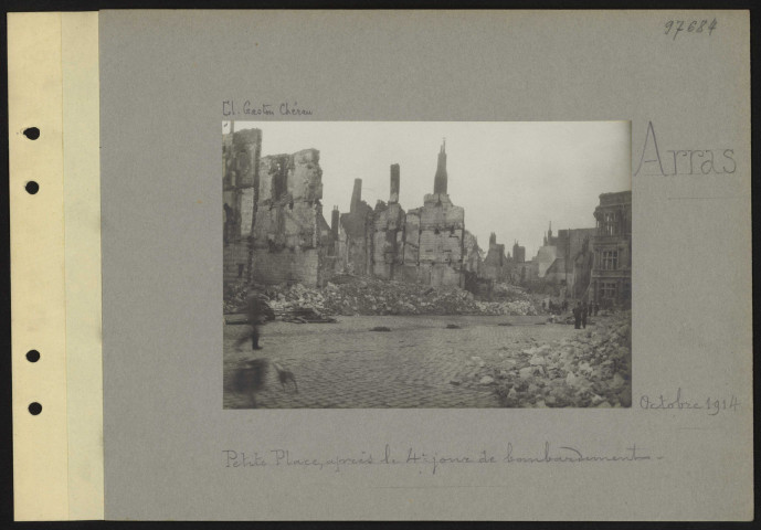 Arras. Petite Place, après le quatrième jour de bombardement