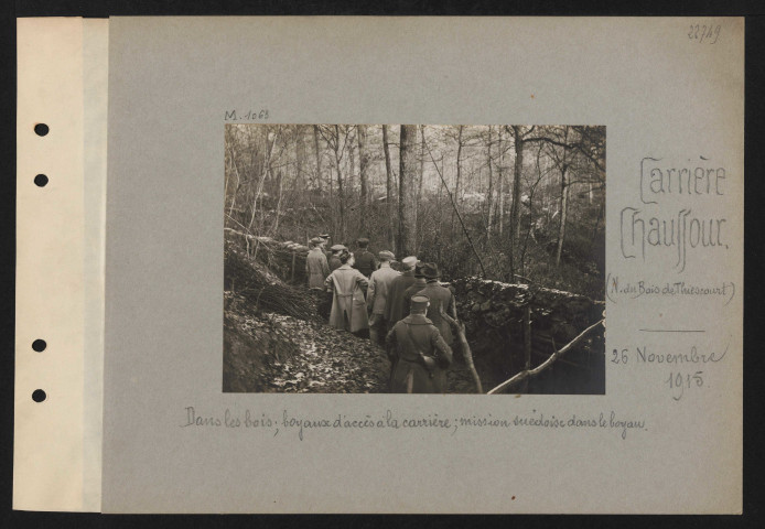 Carrière Chauffour (nord du bois de Thiescourt). Dans le bois ; boyaux d'accès à la carrière ; mission suédoise dans le boyau