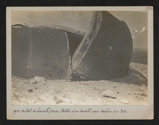 Au fort de Liouville (Meuse). Calotte d'une tourelle après l'explosion d'un 305