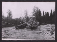 Sibérie. Grue pour débarrasser les rivières des arbres déracinés par les inondations printanières