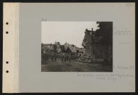 Grandru. La grand'rue ; soldats du 208e régiment d'artillerie, montant en ligne