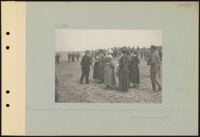 Vouzy. Fête commémorative de la victoire de la Division marocaine du 9 mai 1915 en Artois. Artistes du théâtre aux armées assistant au concours sportif