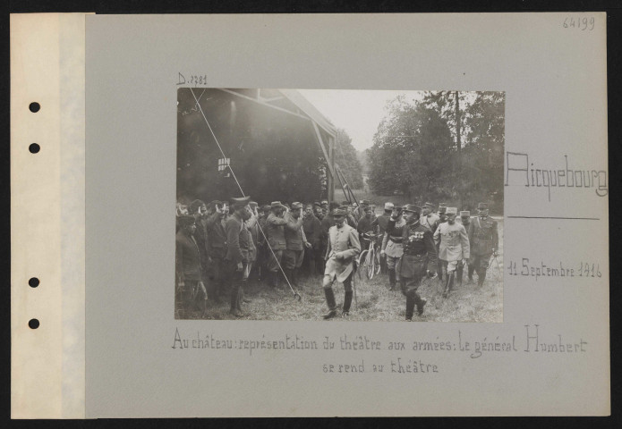 Ricquebourg. Au château : représentation du théâtre aux armées : le général Humbert se rend au théâtre