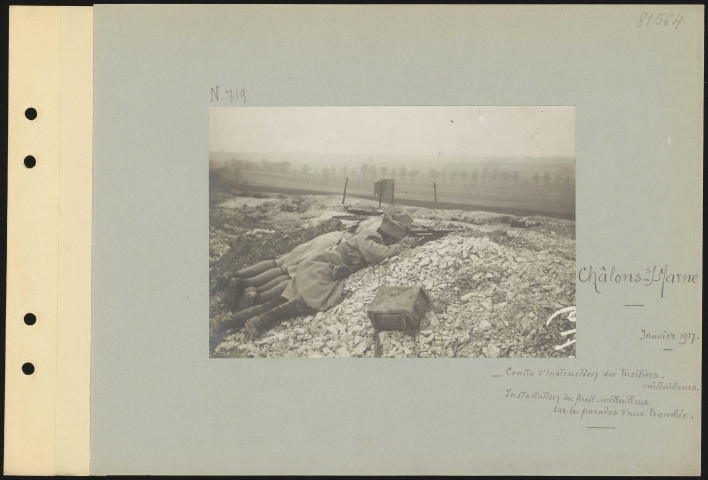 Châlons-sur-Marne. Centre d'instruction des fusiliers-mitrailleurs. Installation du fusil-mitrailleur sur le parados d'une tranchée