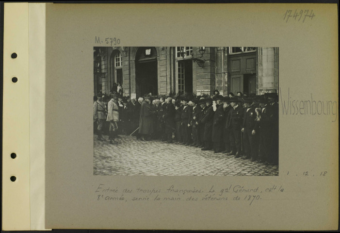 Wissembourg. Entrée des troupes françaises. Le général Gérard, commandant la 8e armée, serre la main des vétérans de 1870