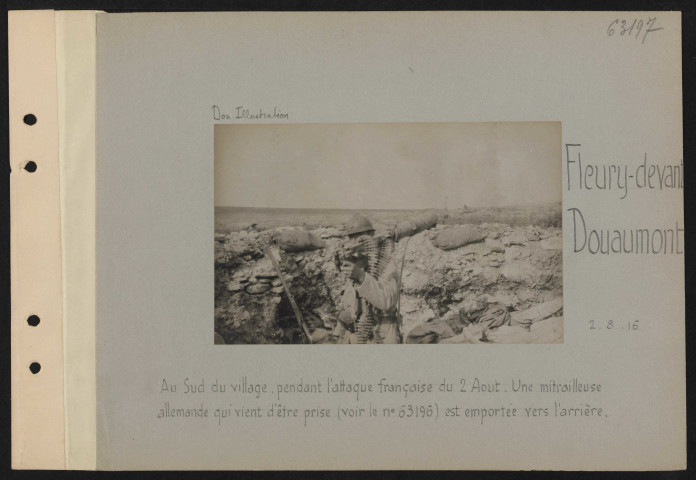 Fleury-devant-Douaumont. Au sud du village, pendant l'attaque française du 2 août. Une mitrailleuse allemande qui vient d'être prise (Voir n° 63196) est emportée vers l'arrière