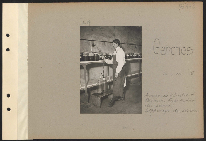 Garches. Annexe de l'Institut Pasteur. Fabrication des sérums. Siphonage du sérum
