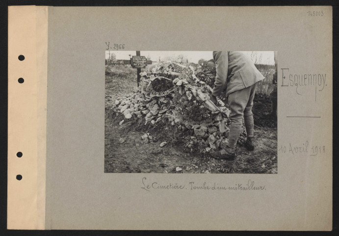 Esquennoy. Le cimetière. Tombe d'un mitrailleur