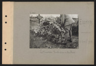 Esquennoy. Le cimetière. Tombe d'un mitrailleur