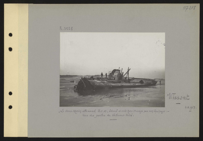 Wissant. Le sous-marin allemand UC-61 échoué et mis hors d'usage par son équipage. Une des parties du bâtiment brisé