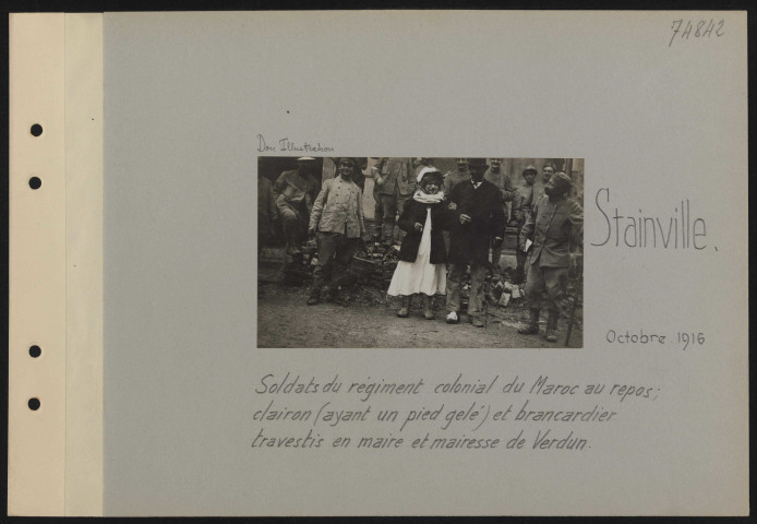Stainville. Soldats du régiment colonial du Maroc au repos ; clairon (ayant un pied gelé) et brancardier travestis en maire et mairesse de Verdun