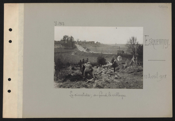Esquennoy. Le cimetière ; au fond, le village