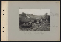 Esquennoy. Le cimetière ; au fond, le village