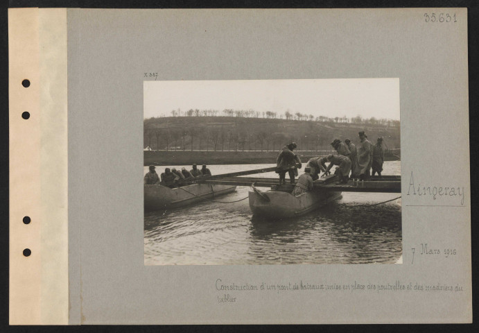 Aingeray. Construction d'un pont de bateaux ; mise en place des poutrelles et des madriers du tablier