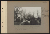 Saint-Ouen-sur-Seine. Cimetière. Enterrement du lieutenant norvégien Villi Peters, tué pour la France. La mise en terre