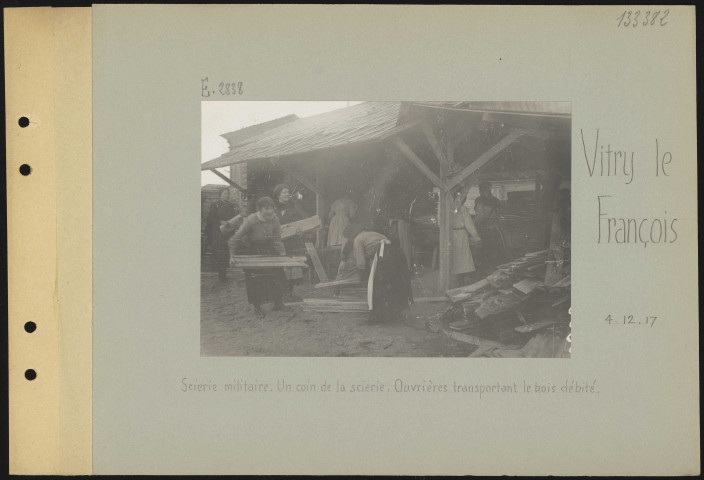 Vitry-le-François. Scierie militaire. Un coin de la scierie. Ouvrières transportant le bois débité