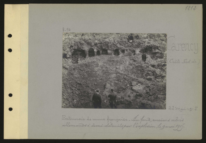 Carency (crête sud de). Entonnoir de mine française. Au fond, anciens abris allemands à demi détruits par l'explosion le 9 mai 1915