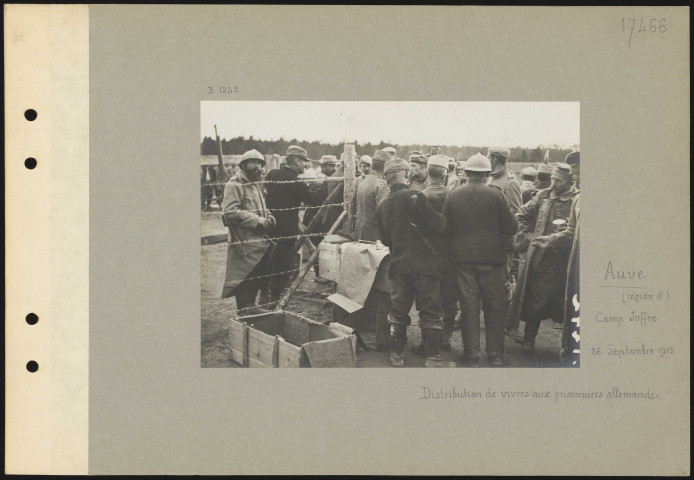 Auve (région d'), Camp Joffre. Distribution de vivres aux prisonniers allemands