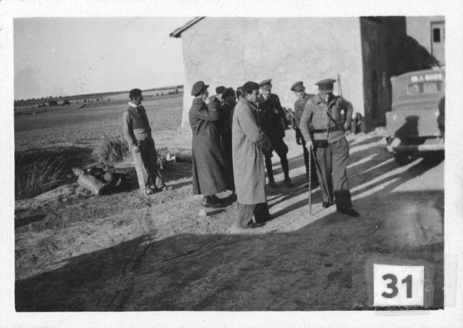 Quelques membres de l'E.M attendent la XIIIe brigade qui sort de l'encerclement dans la montagne.