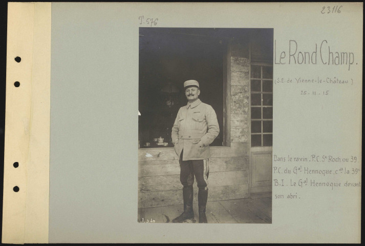 Le Rond Champ (sud-est de Vienne-le-Château). Dans le ravin. Poste de commandement Saint-Roch ou 39. Poste de commandement du général Hennocque commandant la 39e brigade d'infanterie. Le général Hennocque devant son abri